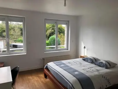 Un ou plusieurs lits dans un hébergement de l'établissement Maison charmante en centre-ville de Valognes, pour 10 pers