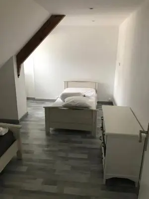 Un ou plusieurs lits dans un hébergement de l'établissement Maison charmante en centre-ville de Valognes, pour 10 pers