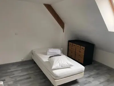 Un ou plusieurs lits dans un hébergement de l'établissement Maison charmante en centre-ville de Valognes, pour 10 pers