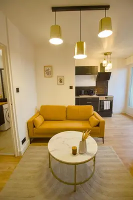 Cuisine ou kitchenette dans l'établissement La Duché - Appartement neuf central, calme, vue sur les toits de Cherbourg et Parking, intendance Luxury Host