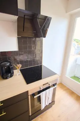 Cuisine ou kitchenette dans l'établissement La Duché - Appartement neuf central, calme, vue sur les toits de Cherbourg et Parking, intendance Luxury Host