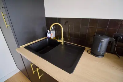 Cuisine ou kitchenette dans l'établissement La Duché - Appartement neuf central, calme, vue sur les toits de Cherbourg et Parking, intendance Luxury Host