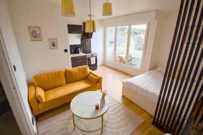 Coin salon dans l'établissement La Duché - Appartement neuf central, calme, vue sur les toits de Cherbourg et Parking, intendance Luxury Host