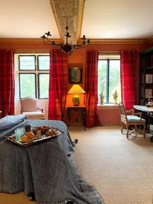 Coin salon dans l'établissement Gite du Petit Manoir au château d'Hémevez