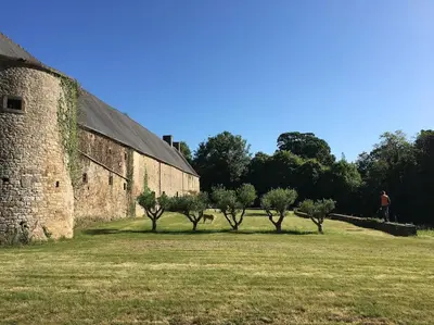Jardin de l'établissement Gite du Petit Manoir au château d'Hémevez