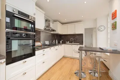 Cuisine ou kitchenette dans l'établissement Splendide maison de maître à 50m du port et 100m de la plage