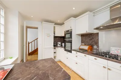 Cuisine ou kitchenette dans l'établissement Splendide maison de maître à 50m du port et 100m de la plage