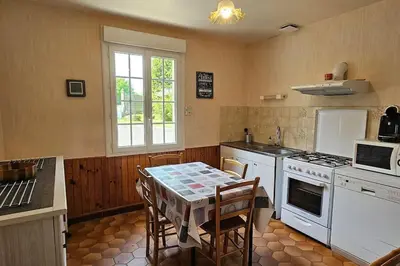 Cuisine ou kitchenette dans l'établissement La Maison Bricquebetaise