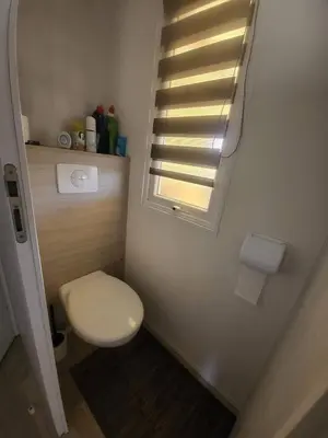 Salle de bains dans l'établissement Mobil-Home Montmartin-sur-mer