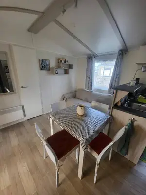 Coin salon dans l'établissement Mobil-Home Montmartin-sur-mer