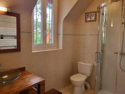 Salle de bains dans l'établissement Maison de famille avec jardin clos et terrasse proche de la plage - FR-1-788-31
