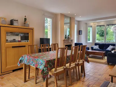 Cuisine ou kitchenette dans l'établissement Maison de famille avec jardin clos et terrasse proche de la plage - FR-1-788-31