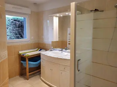 Salle de bains dans l'établissement Maison de famille avec jardin clos et terrasse proche de la plage - FR-1-788-31
