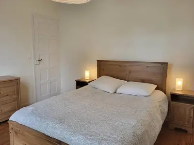 Un ou plusieurs lits dans un hébergement de l'établissement Maison de famille avec jardin clos et terrasse proche de la plage - FR-1-788-31