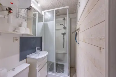 Salle de bains dans l'établissement Le Petit Cocon Marin - Appt à 200m de la plage