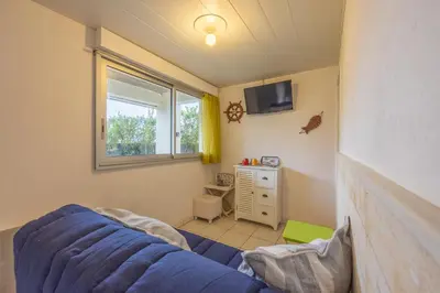 Télévision ou salle de divertissement dans l'établissement Le Petit Cocon Marin - Appt à 200m de la plage