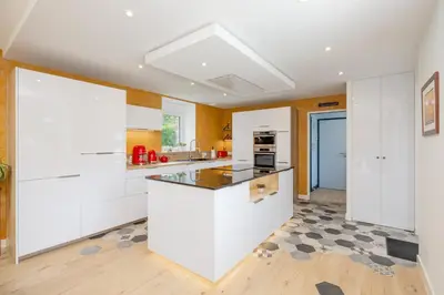 Cuisine ou kitchenette dans l'établissement CALME et DETENTE en famille ou entre amis