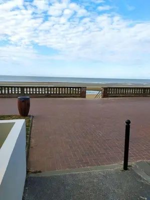 Vue générale sur la mer ou vue sur la mer prise depuis l'appartement