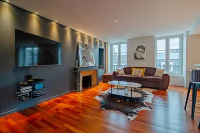 Coin salon dans l'établissement Appartement de 80 m2 en centre-ville proche parking gratuit