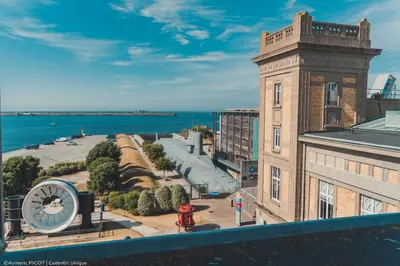 Vue générale sur la mer ou vue sur la mer prise depuis l'appartement