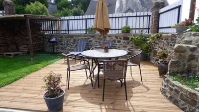 Jardin de l'établissement Le Pommier Gite neuf avec parking privé clos