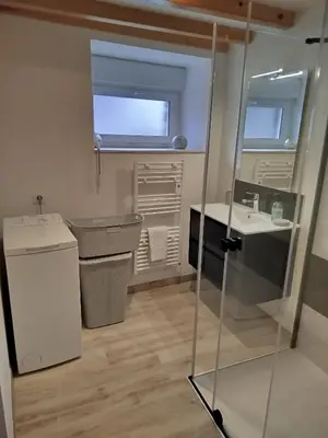 Salle de bains dans l'établissement Le Pommier Gite neuf avec parking privé clos