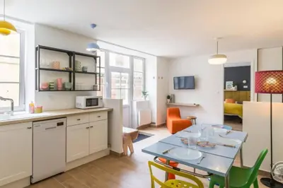 Cuisine ou kitchenette dans l'établissement En plein cœur d'Arromanches - Coté Digue