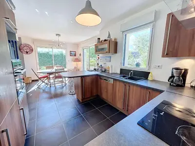 Cuisine ou kitchenette dans l'établissement Maison calme, proche tennis, 3 chambres, terrasse, Wi-Fi, parking - FR-1-361-554
