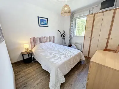 Un ou plusieurs lits dans un hébergement de l'établissement Maison calme, proche tennis, 3 chambres, terrasse, Wi-Fi, parking - FR-1-361-554