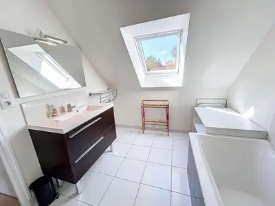 Salle de bains dans l'établissement Maison calme, proche tennis, 3 chambres, terrasse, Wi-Fi, parking - FR-1-361-554