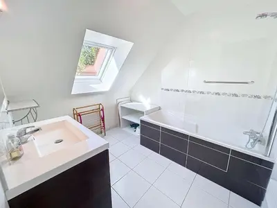 Salle de bains dans l'établissement Maison calme, proche tennis, 3 chambres, terrasse, Wi-Fi, parking - FR-1-361-554