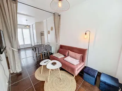 Coin salon dans l'établissement Appartement RDC près de la plage avec terrasse et Wi-Fi - FR-1-361-555