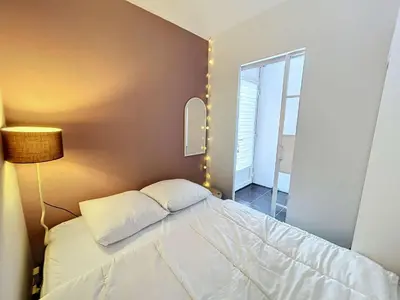 Un ou plusieurs lits dans un hébergement de l'établissement Appartement RDC près de la plage avec terrasse et Wi-Fi - FR-1-361-555