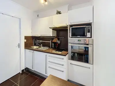 Cuisine ou kitchenette dans l'établissement Appartement RDC près de la plage avec terrasse et Wi-Fi - FR-1-361-555