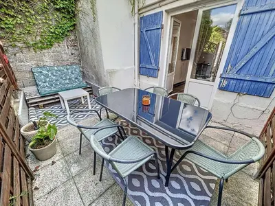 Balcon ou terrasse dans l'établissement Appartement RDC près de la plage avec terrasse et Wi-Fi - FR-1-361-555