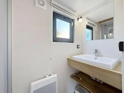 Salle de bains dans l'établissement Tiny House bois avec terrasse, piscine, wifi, animaux admis, parking - 200m de la plage - FR-1-361A-88