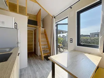 Cuisine ou kitchenette dans l'établissement Tiny House bois avec terrasse, piscine, wifi, animaux admis, parking - 200m de la plage - FR-1-361A-88