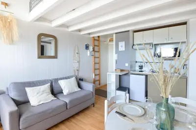 Coin salon dans l'établissement L’Oasis des Nouveaux Bassins - apt vue port