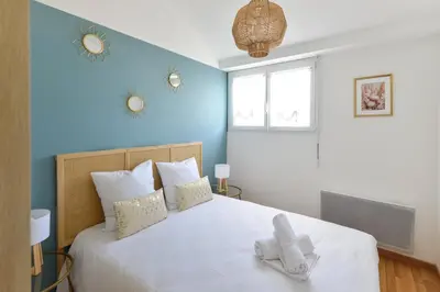 Un ou plusieurs lits dans un hébergement de l'établissement L’Oasis des Nouveaux Bassins - apt vue port