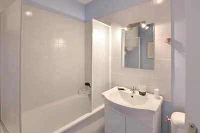 Salle de bains dans l'établissement L’Oasis des Nouveaux Bassins - apt vue port