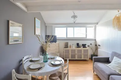 Coin salon dans l'établissement L’Oasis des Nouveaux Bassins - apt vue port