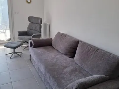 Coin salon dans l'établissement Charmant appartement proche plage avec balcon et parking privé - FR-1-465-123