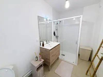 Salle de bains dans l'établissement Charmant appartement proche plage avec balcon et parking privé - FR-1-465-123