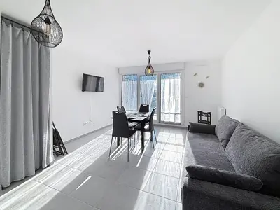 Coin salon dans l'établissement Charmant appartement proche plage avec balcon et parking privé - FR-1-465-123
