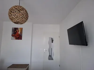 Télévision ou salle de divertissement dans l'établissement Charmant appartement proche plage avec balcon et parking privé - FR-1-465-123