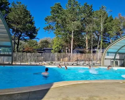 Piscine de l'établissement Cottage pour 6 personnes avec piscine couverte et chauffée à 300 m de la mer avec Wi-Fi et climatisé , 3 chambres ou située à proximité