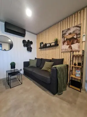 Coin salon dans l'établissement Cottage pour 6 personnes avec piscine couverte et chauffée à 300 m de la mer avec Wi-Fi et climatisé , 3 chambres