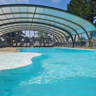 Cottage pour 6 personnes avec piscine couverte et chauffée à 300 m de la mer avec Wi-Fi et climatisé
