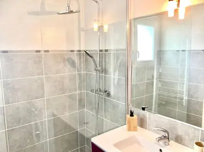 Salle de bains dans l'établissement Maison bord de mer avec terrasse - Riva Bella