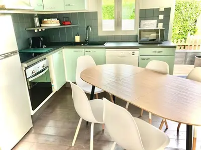 Cuisine ou kitchenette dans l'établissement Maison bord de mer avec terrasse - Riva Bella